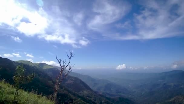 ビャガモン ケララ インディアで撮影された丘の上のビデオからの朝の青い空の山脈 — ストック動画