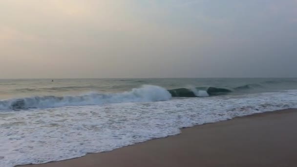 Sarı Kumlu Sahil Deniz Dalgaları Sabah Ona Doğru Koşuyor — Stok video