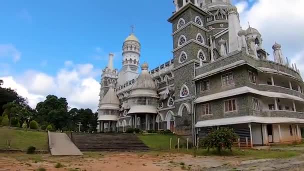 Arquitetura Tradicional Monumental Igreja Antiga Com Céu Azul Brilhante Ângulo — Vídeo de Stock