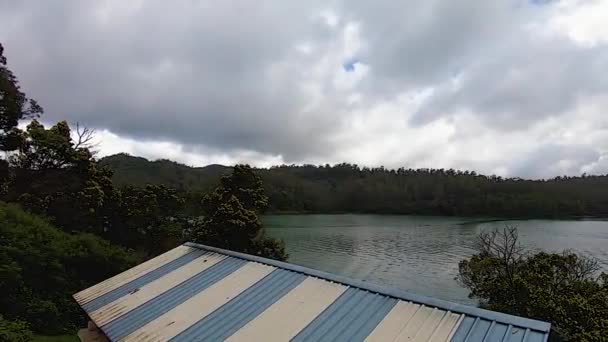호수에서 영상에 구름낀 숲으로 둘러싸인 — 비디오