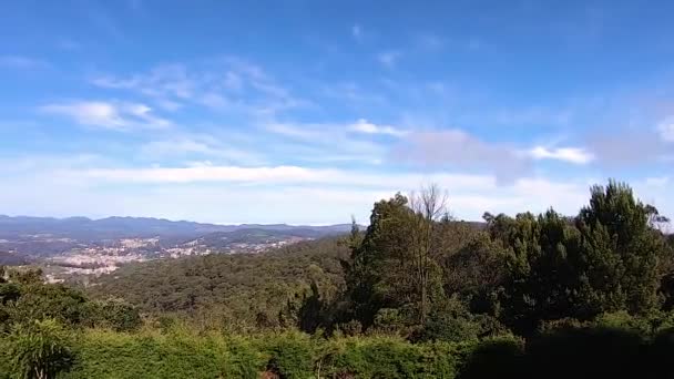 Gebirgsblick Mit Strahlend Blauem Himmel Und Stadt Fuße Der Berge — Stockvideo