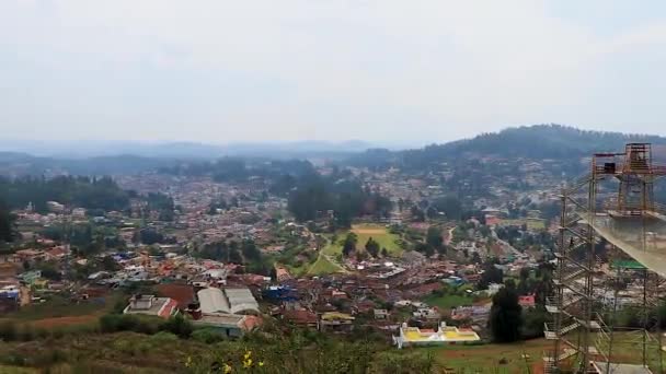 Vista Urbana Ciudad Desde Cima Montaña Con Cielo Plano Mañana — Vídeo de stock