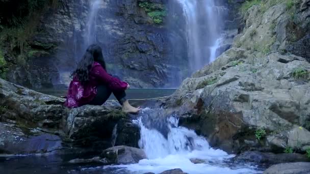 Chica Sentada Roca Con Cascada Que Fluye Agua Montaña Bosque — Vídeo de stock