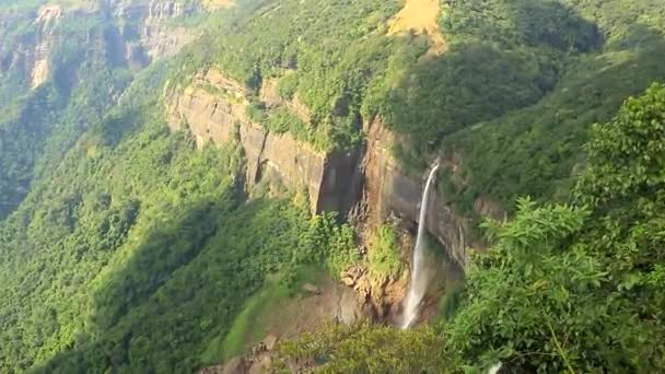 Izolovaný Vodopád Padající Vrcholu Hory Uhnízděný Zelených Lesích Horního Úhlu — Stock video
