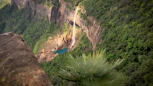 位于绿林中的山顶上的孤立瀑布 从Nohkalikai瀑布 Meghalaya India拍摄的顶角视频看 — 图库视频影像