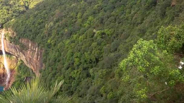 Cachoeira Isolada Caindo Topo Montanha Aninhada Florestas Verdes Vídeo Ângulo — Vídeo de Stock