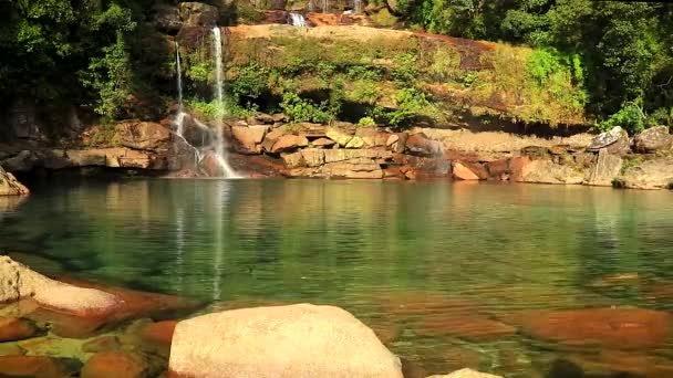 Cascada Arroyos Cayendo Forman Roca Con Reflejo Agua Tranquila Desde — Vídeos de Stock