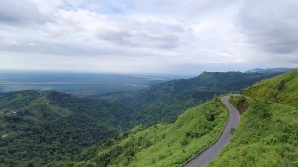 Camada Montanha Com Estrada Asfalto Céu Nublado Manhã Partir Ângulo — Vídeo de Stock