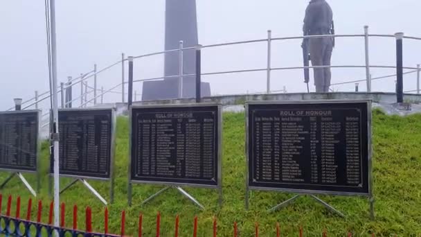 Військовий Меморіал Національним Прапором Туманному Ранковому Відео Знятому Військовому Меморіалі — стокове відео