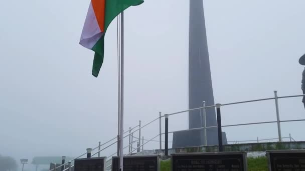 Krigsminnesmärke Med Indiansk Nationalflagga Vid Dimmig Morgonvideo Tagen Vid Darjeelings — Stockvideo