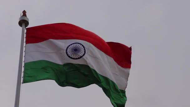 Bandera Nacional India Ondeando Con Cielo Nublado Brillante Desde Ángulo — Vídeo de stock