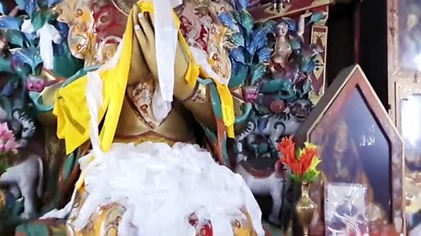 Goldene Buddha Verzierte Statue Mit Kloster Aus Niedrigem Winkel Video — Stockvideo
