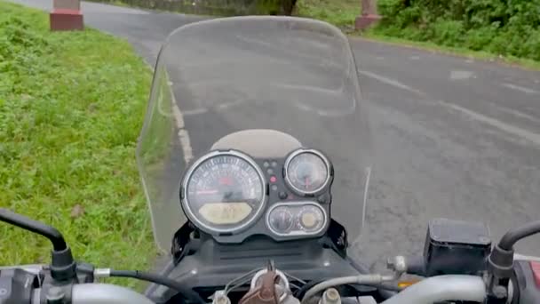 Rowerzysta Pokazujący Bramę Wjazdową Celu Podróży Zielonymi Lasami — Wideo stockowe