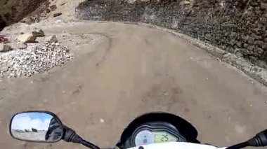 Himalaya Dağı 'nda motosiklet sürüşü sabah düz açıyla virajlı yoldan çıkar.