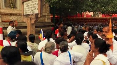 Budist, 11 Şubat 2020 'de Hindistan' da Mahabodhi Tapınağı Bodh Gaya Bihar 'da çekilen en iyi video görüntülerinden gün içinde tapınakta birçok ödeme yaptı..