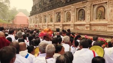 Budist, 11 Şubat 2020 'de Hindistan' da Mahabodhi Tapınağı Bodh Gaya Bihar 'da çekilen en iyi video görüntülerinden gün içinde tapınakta birçok ödeme yaptı..