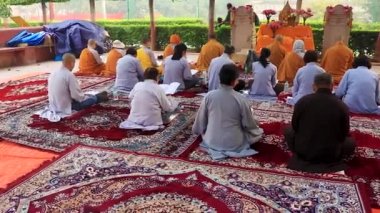 Sabah rahipleri sabah tapınaklarında mahabodhi tapınağında 11 Şubat 2020 'de Hindistan' da çekilmiş bir video için tanrıya dua ediyorlar..