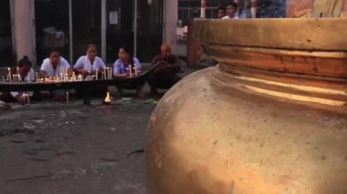11 Şubat 2020 'de Mahabodhi Tapınağı Bodh Gaya Bihar Hindistan' da çekilen sabah videolarını yüce tanrıya sunuyorlar..