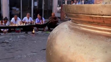 11 Şubat 2020 'de Mahabodhi Tapınağı Bodh Gaya Bihar Hindistan' da çekilen sabah videolarını yüce tanrıya sunuyorlar..