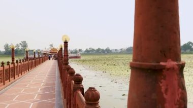 Kırmızı taş yürüyüş yolu ve düz gökyüzü videosu Pawapuri Jal Mandir bihar 'ı 19 Ekim 1920' de aldı..