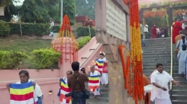 11 Şubat 2020 'de Mahabodhi Tapınağı Bodh Gaya Bihar Hindistan' da çekilen düz açı videosundan Budist tapınağında Srilakan bayrakları taşıyan bir dindar..