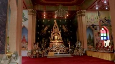Manastırdaki altın Buda heykeli 11 Şubat 2020 'de Tayland manastırındaki Bodh gaya bihar Hindistan' da çekilmiş düz açı videosundan alınmıştır..
