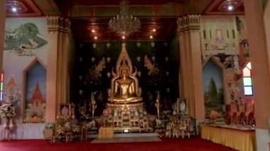 Manastırdaki altın Buda heykeli 11 Şubat 2020 'de Tayland manastırındaki Bodh gaya bihar Hindistan' da çekilmiş düz açı videosundan alınmıştır..