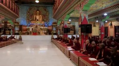 Genç keşişler, 11 Şubat 2020 'de tergar manastırı Bodh gaya bihar İndia' da çekilen farklı açılı videolardan Budist manastırındaki akşam prens için toplanıyorlar..