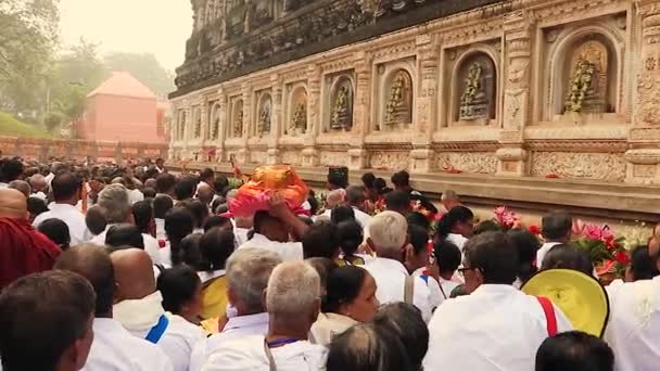 Devoto Budista Muchos Pagando Templo Día Desde Ángulo Superior Video — Vídeos de Stock