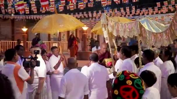 2020年2月11日 在印度摩哈菩提寺举行的晨间录像中 僧侣们在古老的传统庙宇里向全能的神献上他们的晨祷 — 图库视频影像