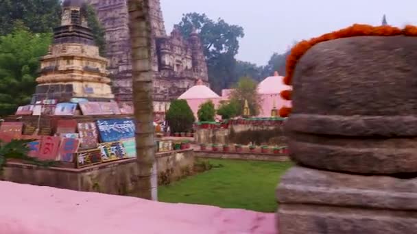 2020年2月11日にインドのマハーボディ寺院で撮影されたフラットスカイビデオで一日の異なる角度から古代の伝統的な仏教寺院 — ストック動画
