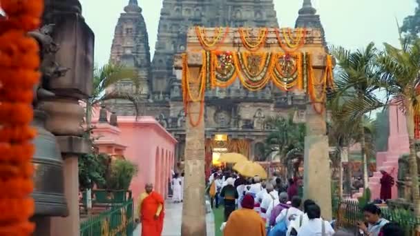 Devotee Queue Ancient Traditional Buddhist Temple Morning Pryersvideo Taken Mahabodhi — Stock Video