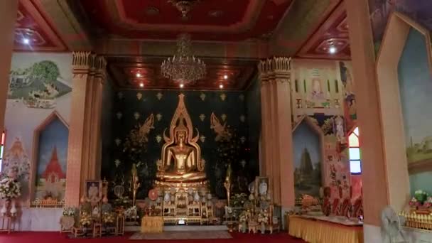 Золотая Статуя Будды Монастыре Плоского Угла Видео Снятое Тайском Монастыре — стоковое видео