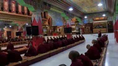 Genç keşişler, 11 Şubat 2020 'de tergar manastırı Bodh gaya bihar İndia' da çekilen farklı açılı videolardan Budist manastırındaki akşam prens için toplanıyorlar..