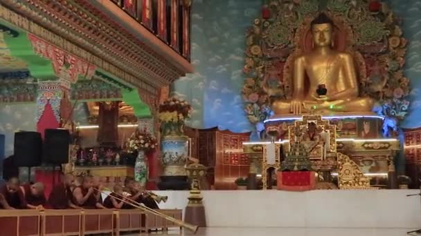 Reusachtig Gouden Boeddhabeeld Bij Boeddhistisch Klooster Van Platte Hoekvideo Genomen — Stockvideo
