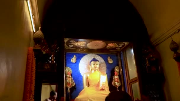 Gouden Boeddha Standbeeld Met Monnik Doet Het Dagelijkse Religieuze Ritueel — Stockvideo