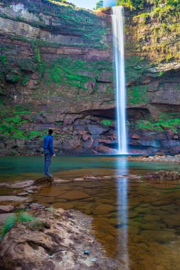 Şelaledeki genç adam dağların tepesinden akarken farklı perspektiften yansıyan görüntüyle Phe Fall Meghalaya Hindistan 'a düştü. Meghalaya 'nın en yüksek şelalelerinden biridir..