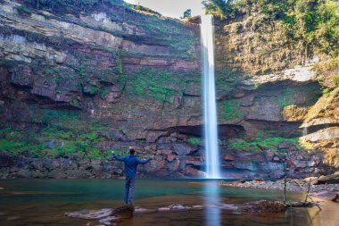 Şelaledeki genç adam dağların tepesinden akarken farklı perspektiften yansıyan görüntüyle Phe Fall Meghalaya Hindistan 'a düştü. Meghalaya 'nın en yüksek şelalelerinden biridir..