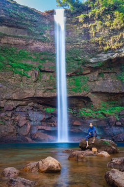 Şelaledeki genç adam dağların tepesinden akarken farklı perspektiften yansıyan görüntüyle Phe Fall Meghalaya Hindistan 'a düştü. Meghalaya 'nın en yüksek şelalelerinden biridir..