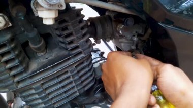 Detaylı olarak düz açıyla iki tekerlekli motosiklet bakımı
