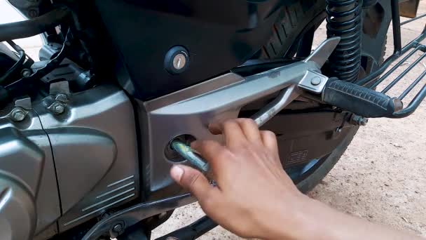 Manutenção Duas Motos Rodas Durante Dia Partir Ângulo Plano Detalhes — Vídeo de Stock