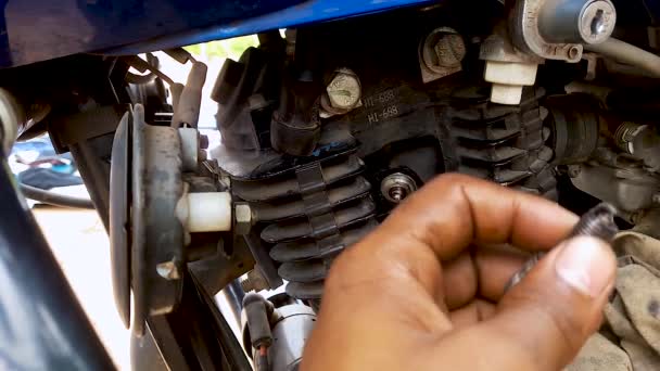 Mantenimiento Motocicleta Dos Ruedas Día Desde Ángulo Plano Detalles — Vídeo de stock