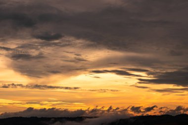 Gün batımı renkli dramatik gökyüzü Dağ gölgesi ve alçak bulutlar Düz açıyla akşam
