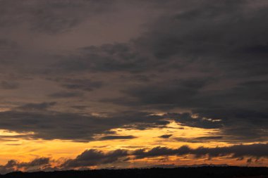 Gün batımı renkli dramatik gökyüzü Dağ gölgesi ve alçak bulutlar Düz açıyla akşam