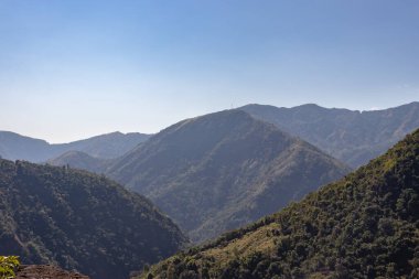 Mawryngkhang trek meghalaya Hindistan 'da sabah yeşil ormanları ve sisli mavi gökyüzü düz açılı görüntüler çekilir..