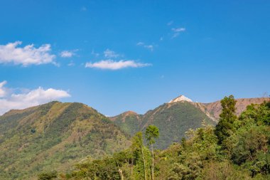 Mawryngkhang trek meghalaya Hindistan 'da öğleden sonra yeşil ormanlar ve parlak mavi gökyüzü ile kaplı dağ düz açılı görüntüler alınır..