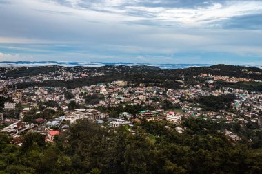 Şehir merkezi manzaralı dramatik bulutlu bir akşam dağın tepesinden akşam üstü görüntüsü çekiliyor Shillong meghalaya Hindistan 'da..