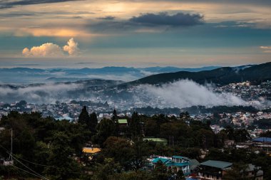 Şehir merkezi manzaralı dramatik bulutlu bir akşam dağın tepesinden akşam üstü görüntüsü çekiliyor Shillong meghalaya Hindistan 'da..