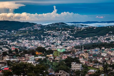 Şehir merkezi manzaralı dramatik bulutlu bir akşam dağın tepesinden akşam üstü görüntüsü çekiliyor Shillong meghalaya Hindistan 'da..