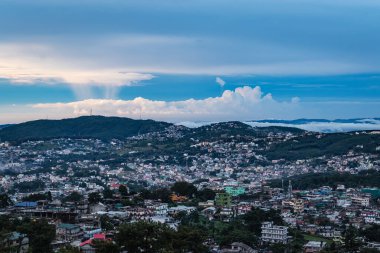 Şehir merkezi manzaralı dramatik bulutlu bir akşam dağın tepesinden akşam üstü görüntüsü çekiliyor Shillong meghalaya Hindistan 'da..